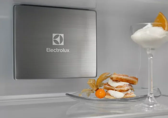 Встраиваемый холодильник Electrolux ENP7TD75S