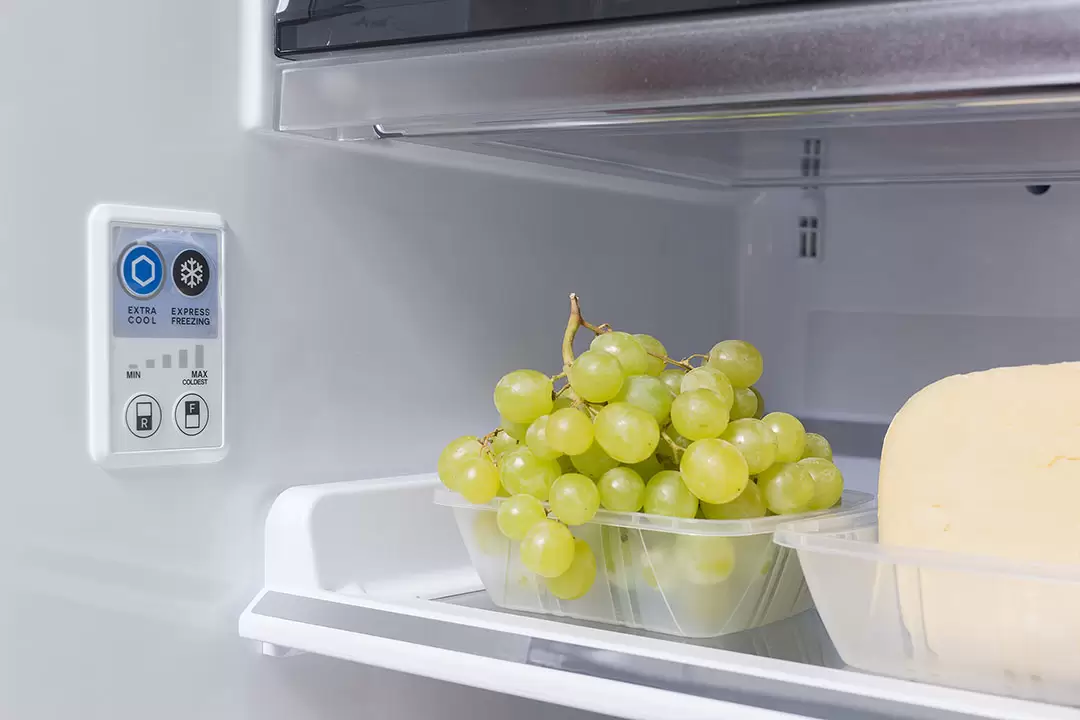 Двухкамерный холодильник Sharp SJXE59PMBK