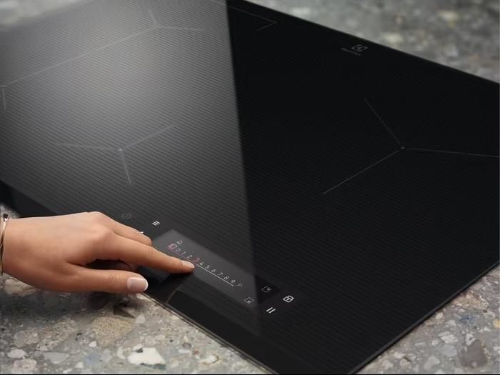 Индукционная варочная панель Electrolux EIS6648