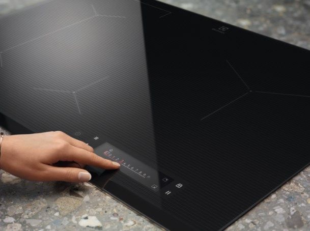 Индукционная варочная панель Electrolux EIS8648